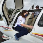 Cmte Carolina dando instruções finais aos pax